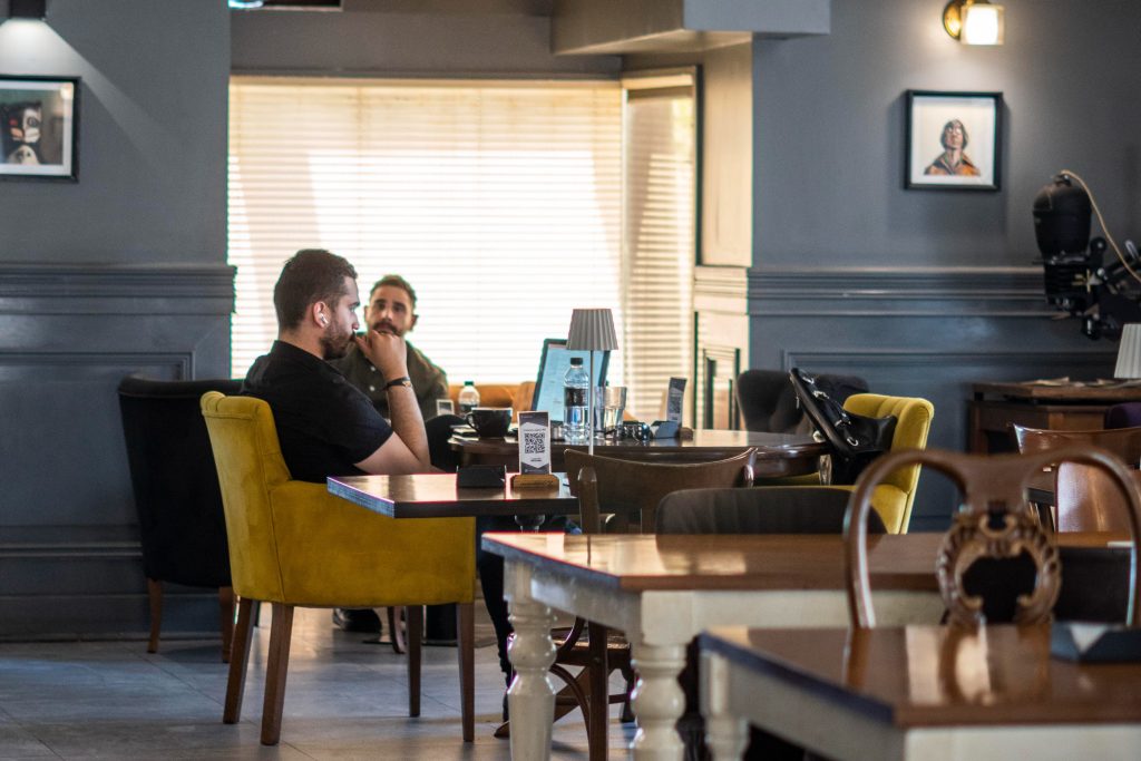 کافه‌های مناسب کار با لپ‌تاپ و مطالعه و دورکاری - کافه بیترسوییت در برج‌های سامان بلوار کشاورز