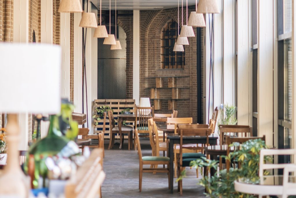 کافه‌های مناسب کار با لپ‌تاپ - کافه معمار در باغ موزه‌ی زندان قصر