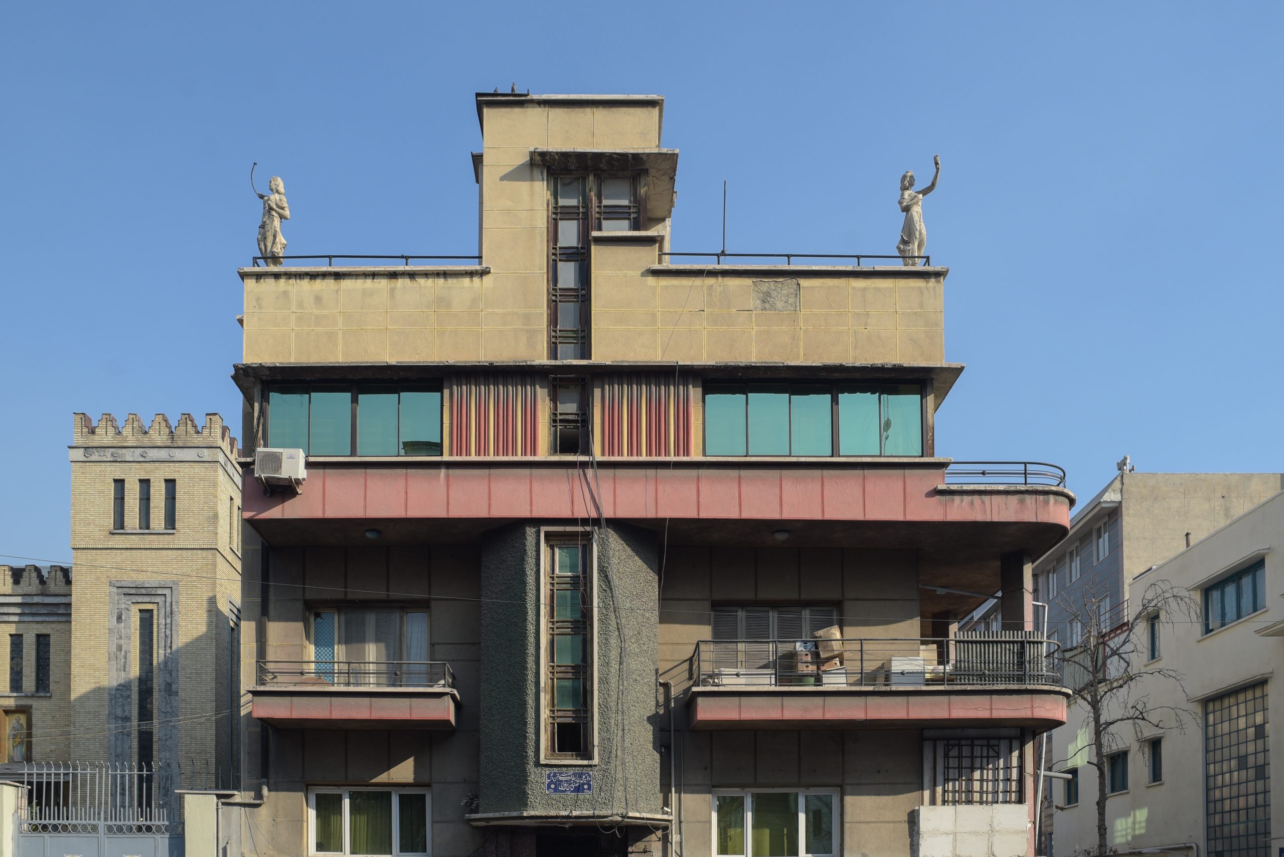ساختمان پروین با مجسمه‌هایی از رسام ارژنگی در خیابان موسوی (فرصت سابق)