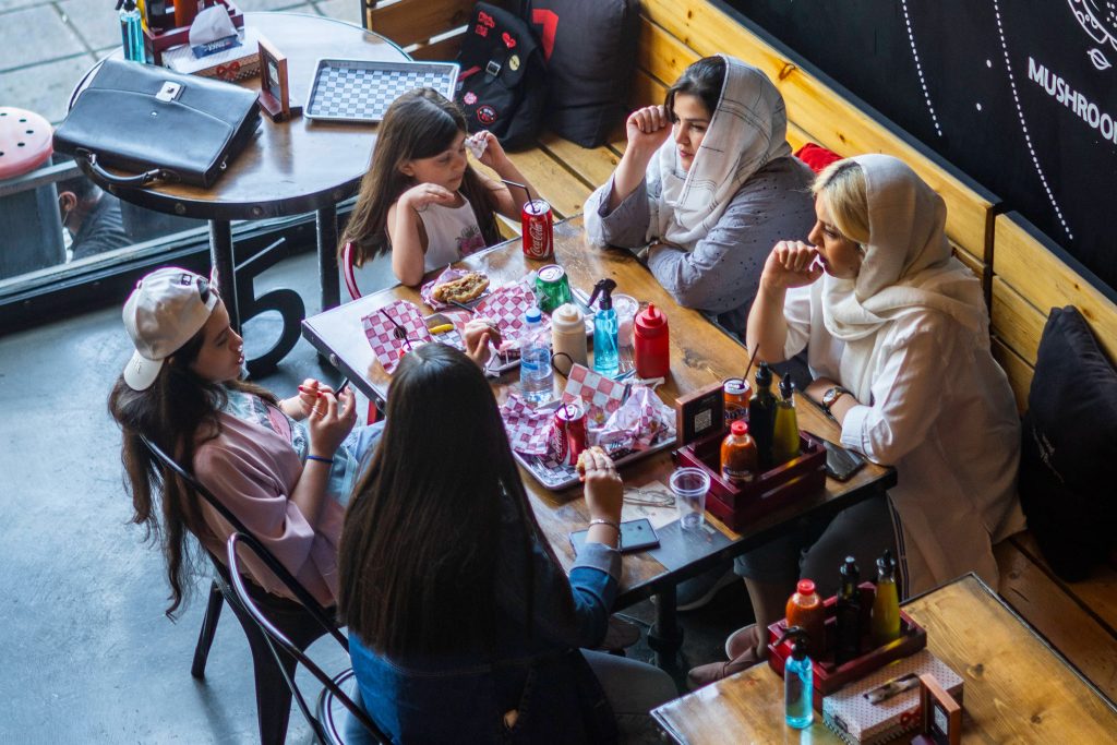 فضای نشستن رستوران برگر ۱۳۵۸