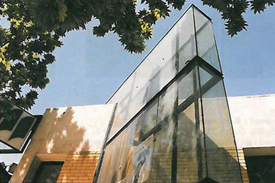 دیوار شیشه‌ای شهرکتاب یوسف‌آباد که امروزه پوشیده شده