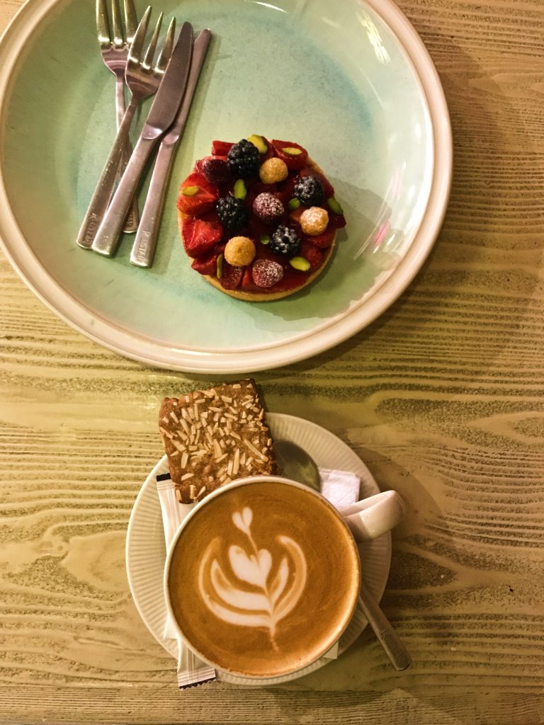دسر؛ قهوه به همراه شیرینی تازه در فودکورت مرکز خرید آوا در آواسنتر
