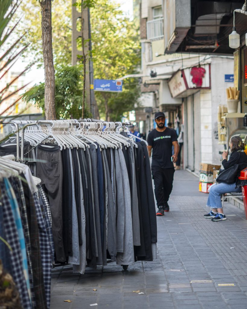 خرید لباس دست دوم از تاناکورافروشی‌های خیابان آذربایجان