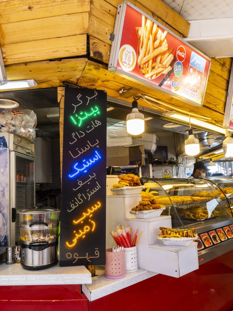غذافروشی‌ها و فست‌فودی‌های پاساژ نصر در محله‌ی گیشا