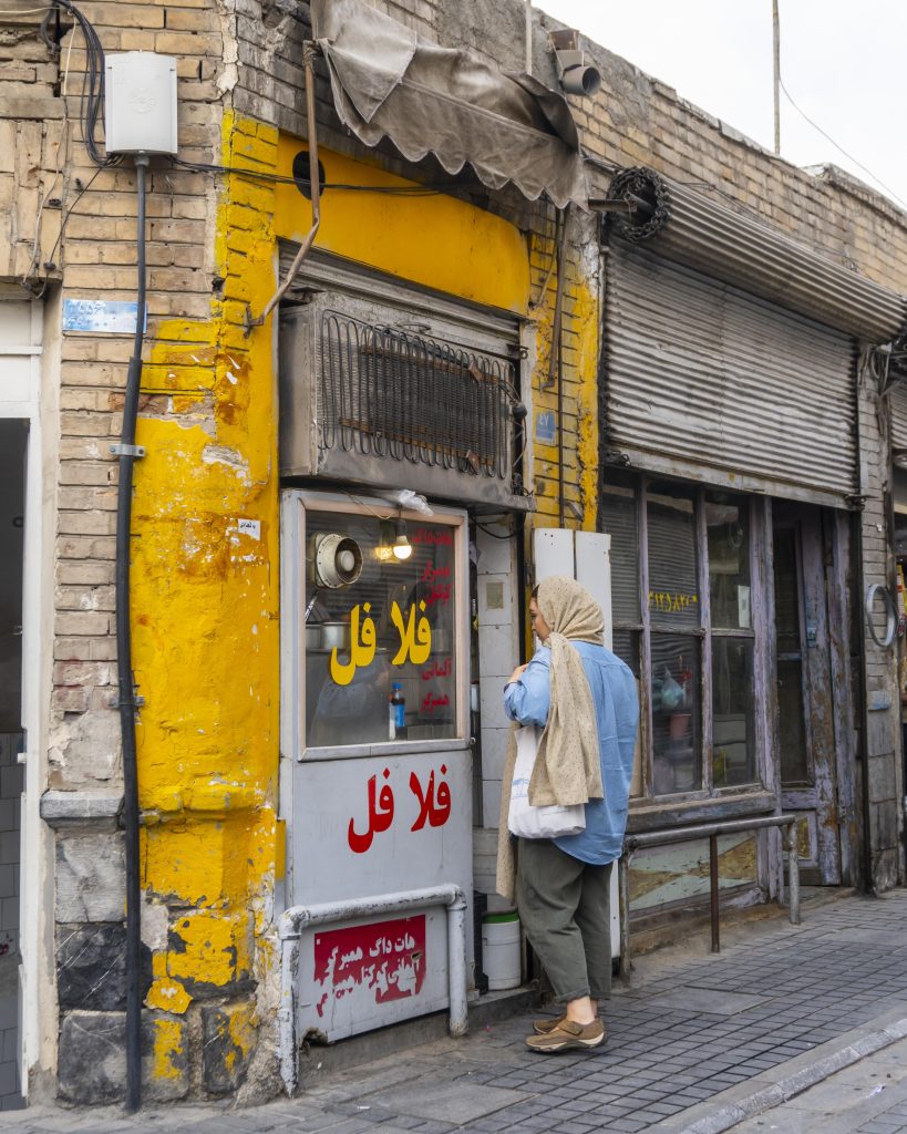 ساندویچی قدیمی و نوستالژیک در محله‌ی امامزاده یحیی، خیابان جاویدی
