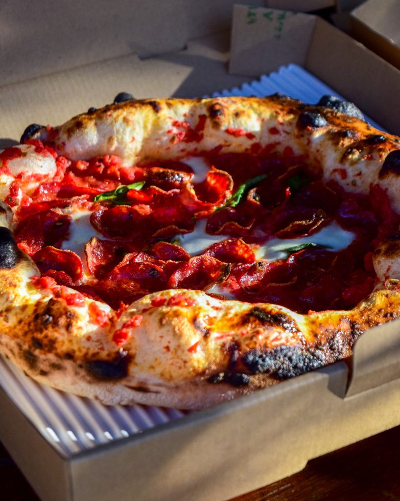 علت لکه‌های سیاه‌رنگ و سوختگی روی پیتزا ناپولیتن چیست؟