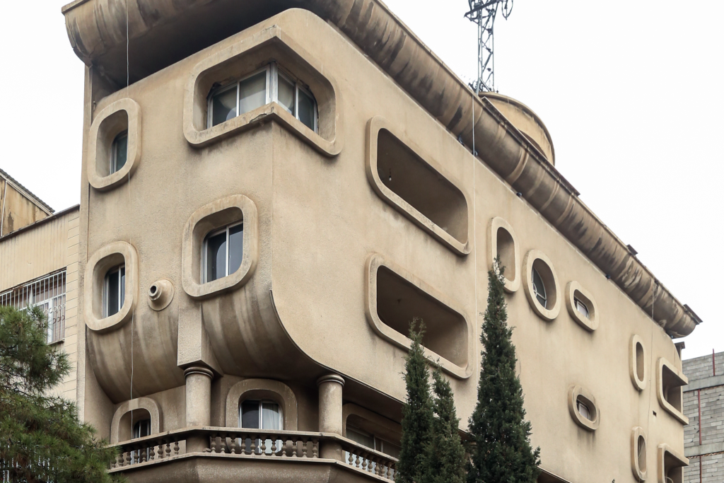 آپارتمانی مسکونی آشتیانی، منزل شخصی و دفتر کار مهندس علیرضا آشتیانی در یوسف‌آباد تهران