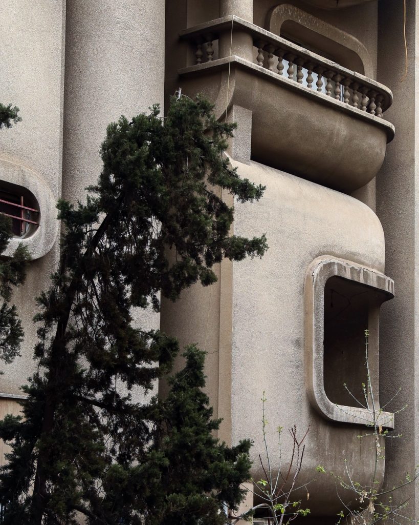 آپارتمانی مسکونی آشتیانی در یوسف‌آباد، نمونه‌ای از معماری بروتال در تهران