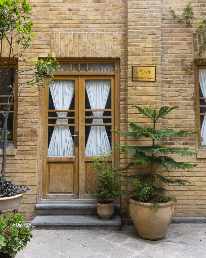 پنجره‌های چوبی با پشت‌دری در خانه موزه‌ی مدرس؛ نمونه‌ای مرمت شده از یک خانه‌ی سنتی ایرانی