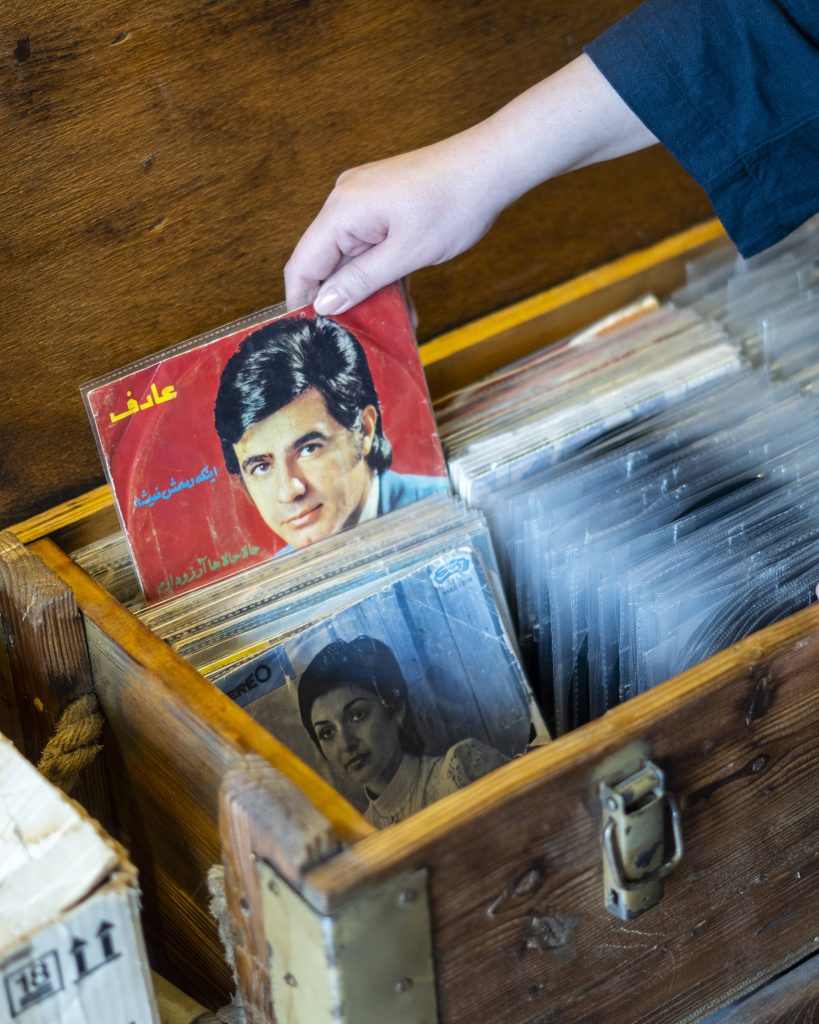 صفحه‌ی موسیقی از خواننده‌ی ایرانی، عارف در فروشگاه استریو تومبا