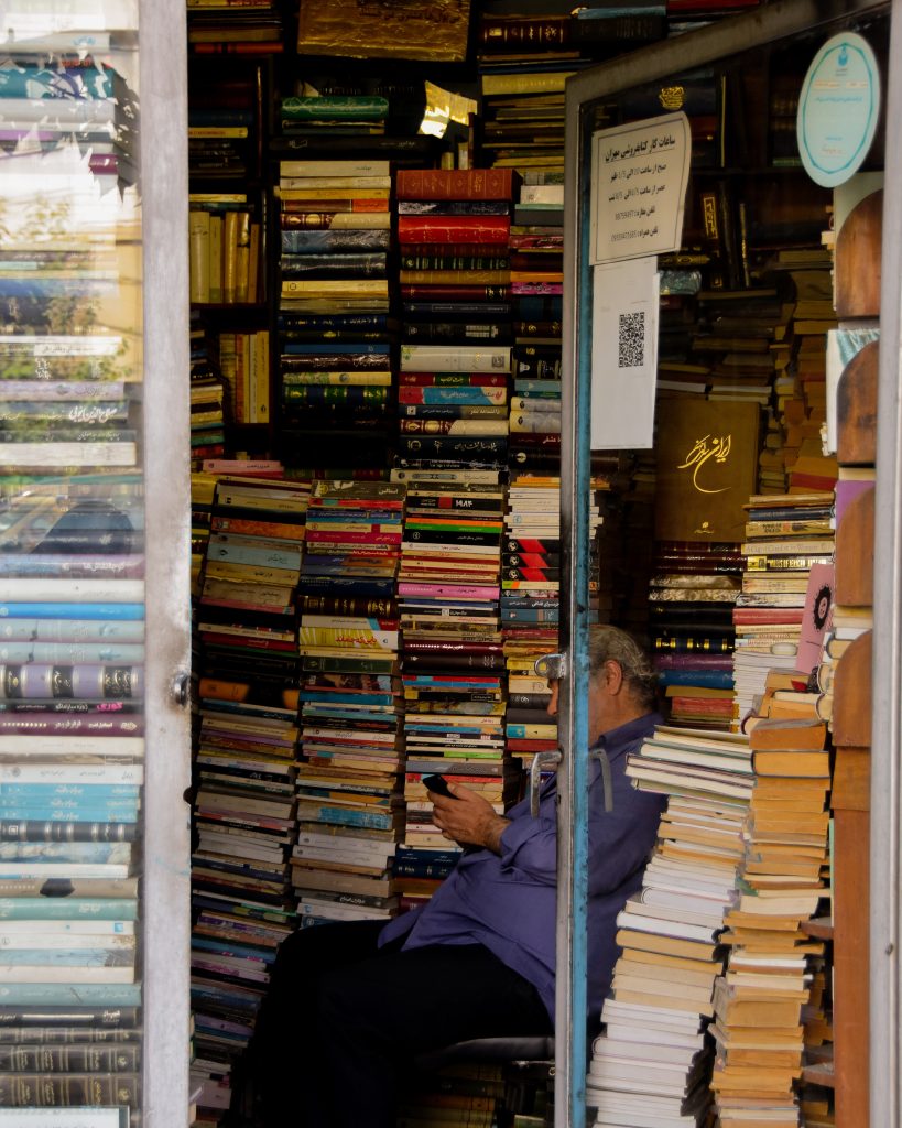 آقا مهران، فروشنده و مالک کتاب‌فروشی مهران در سهروردی شمالی