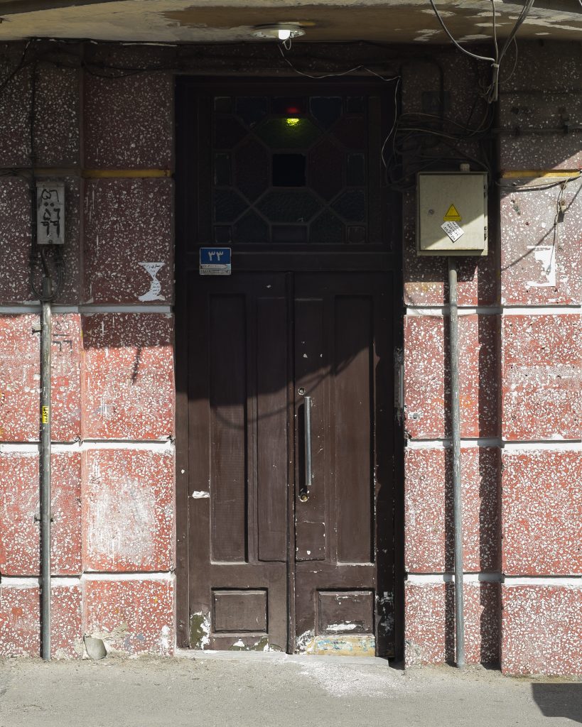 در ورودی ساختمان پروین در خیابان موسوی (فرصت سابق)