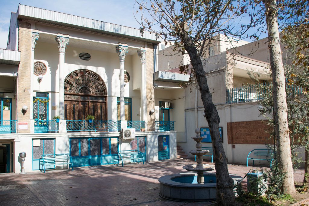 حیاط و محوطه‌ی بیرونی خانه‌ی مهرانگیز کامبیز، لوکیشن سریال پدرسالار در محله‌ی امامزاده یحیی