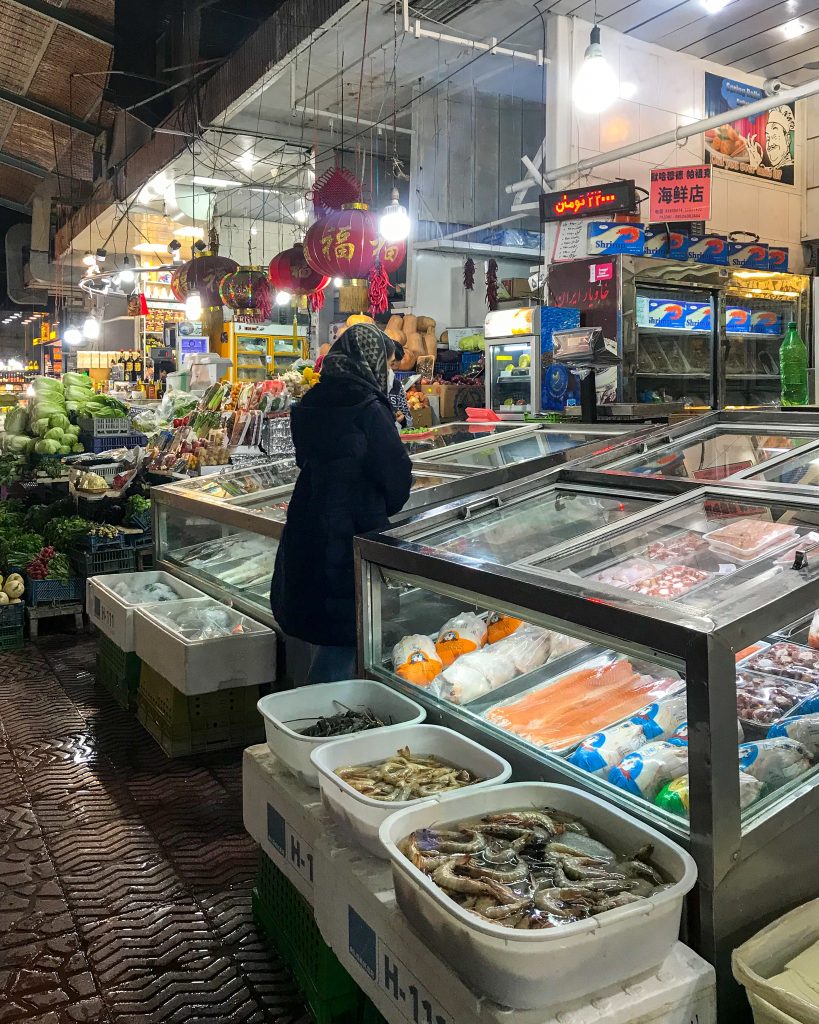 خرید غذای دریایی از بازار بهجت‌آباد (بازار چینی‌ها) در خیابان عضدی