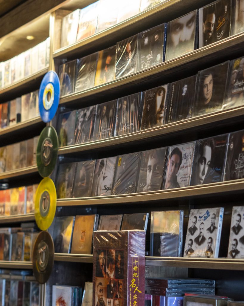صفحه و کاست‌های موسیقی در فروشگاه استریو تومبا در ولیعصر