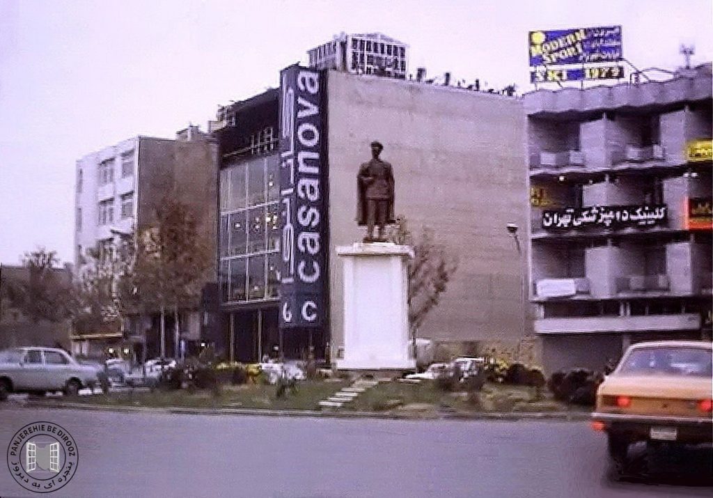 مجسمه‌ی رضا شاه در بلوار میرداماد