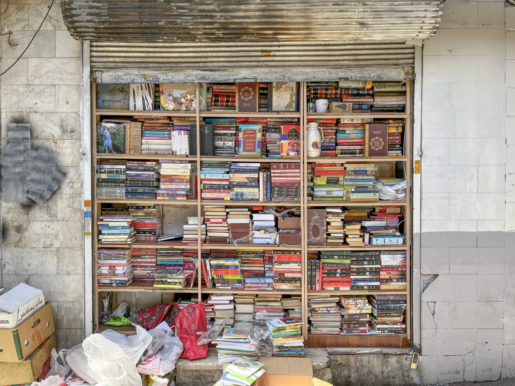 کتاب‌فروشی دیواری قدیمی برای فروش کتاب‌های دست دوم در خیابان انقلاب تهران
