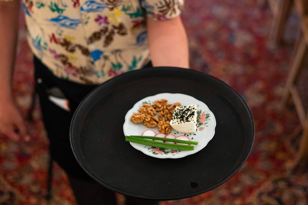 پنیر تبریز، گردو و سبزی در صبحانه‌سرای ایرانی دنجه در کریمخان