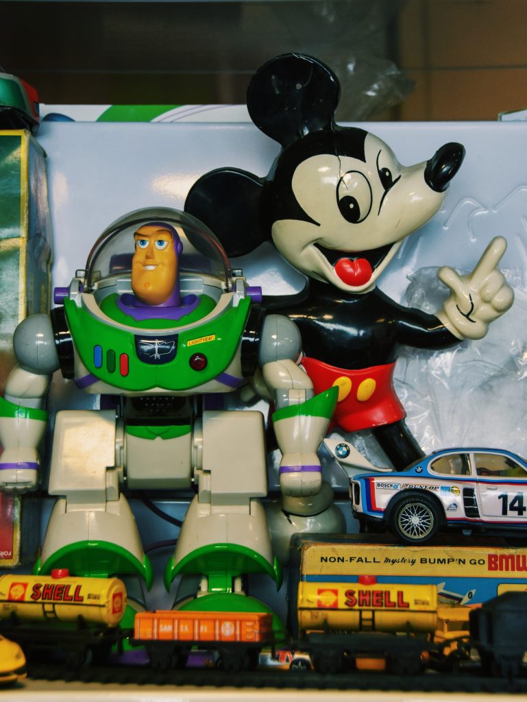 باز لایتنر، میکی ماوس و ماشین‌های اسباب بازی در کارگاه تعمیرات اسباب بازی صبا