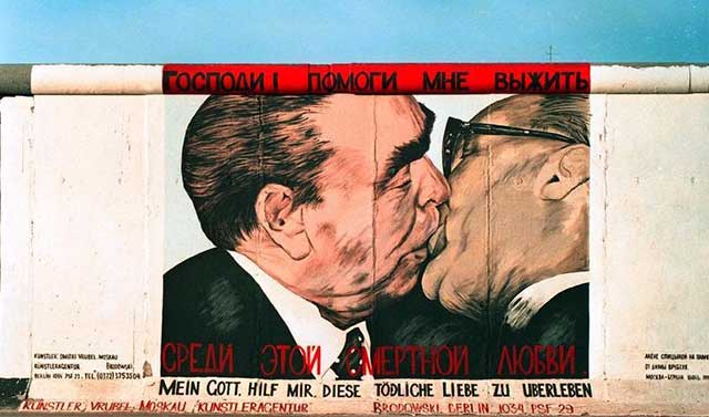 دیوارنگاره مشهوری دمیتری وروبل از بوسه اریش هونکر و لئونید برژنف
