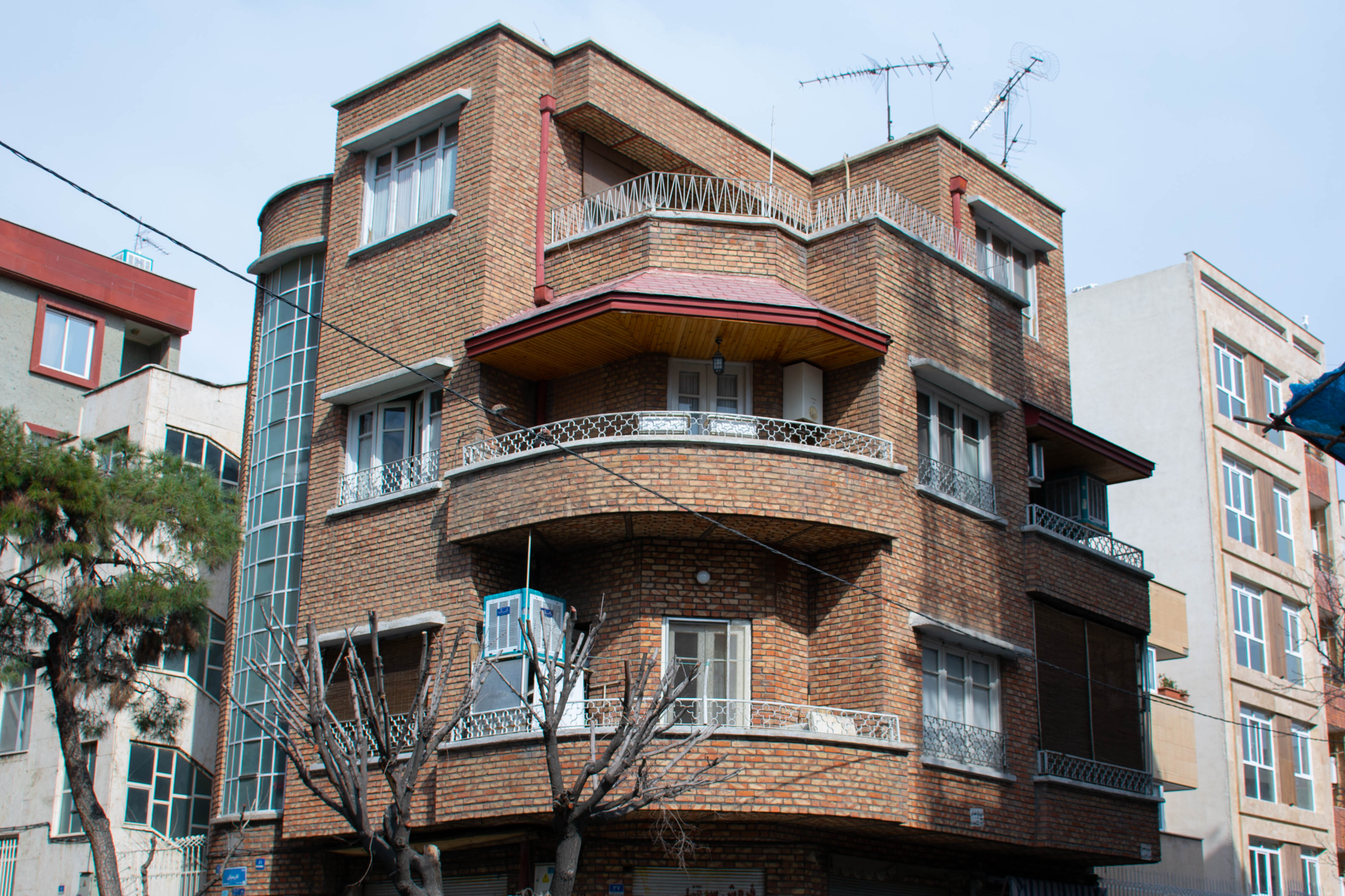ساختمانی ارزشمند از دوره‌ی طلایی معماری مدرن تهران واقع در نبش خیابان نوروزِی، خیابان لارستان