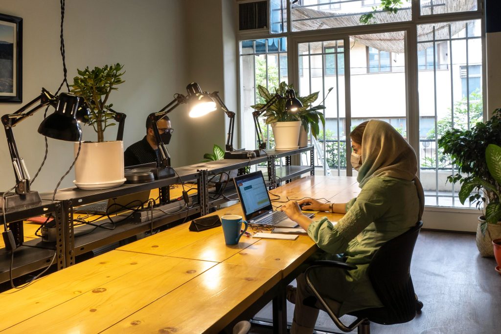 کافه‌های مناسب کار با لپ‌تاپ - کافه و فضای کار اشتراکی کاربن در ایرانشهر