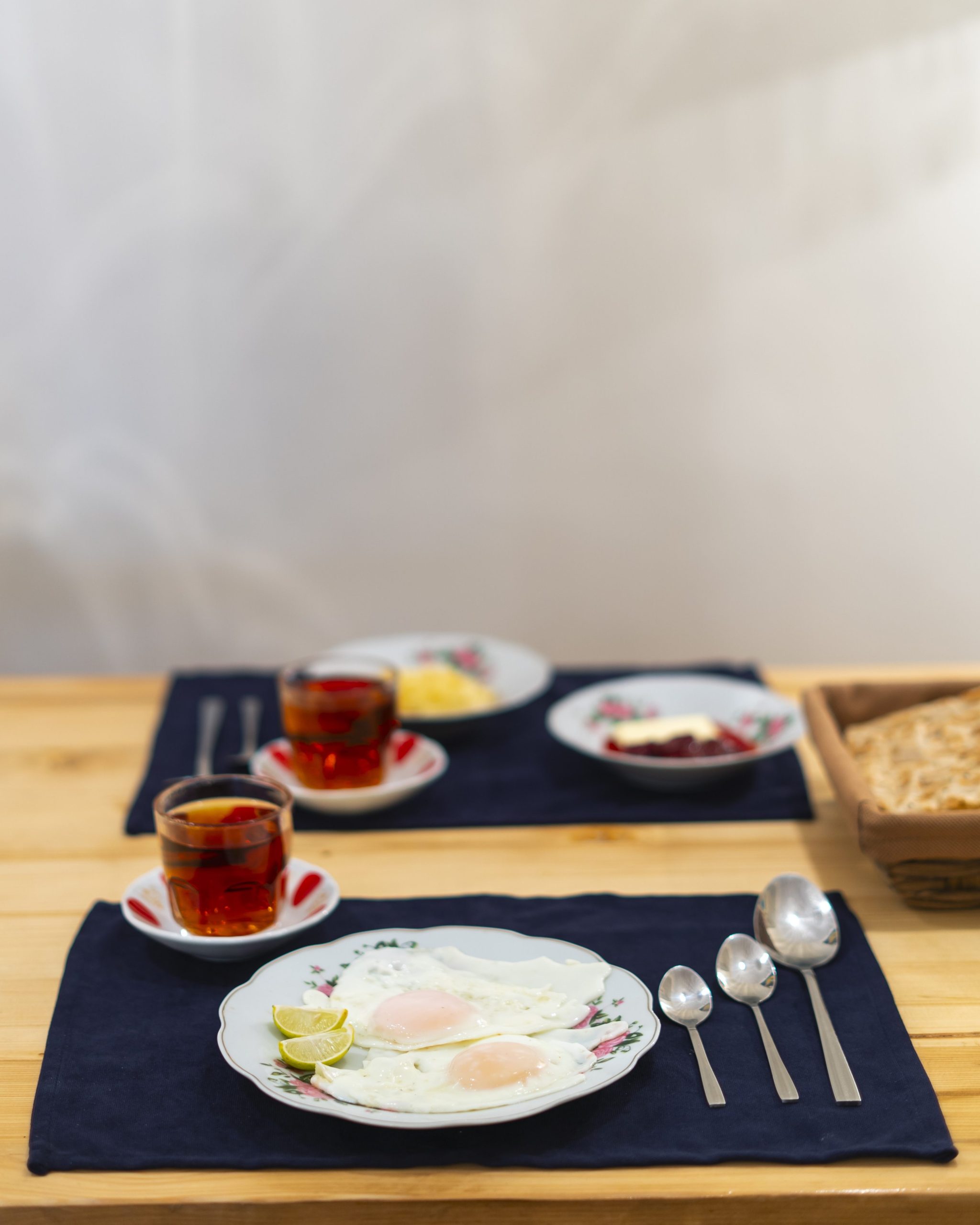 صرف صبحونه‌ی ایرانی، شامل نیمرو، چای شیرین و نون سنگک تازه در صبحانه‌سرای دنجه