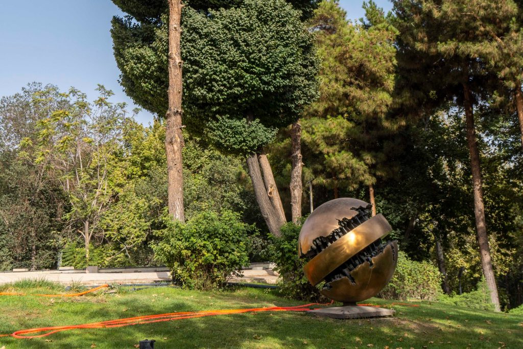 مجسمه‌ی کره‌ی زمین اثر آرنالدو پومودورو، مجسمه‌ساز ایتالیایی