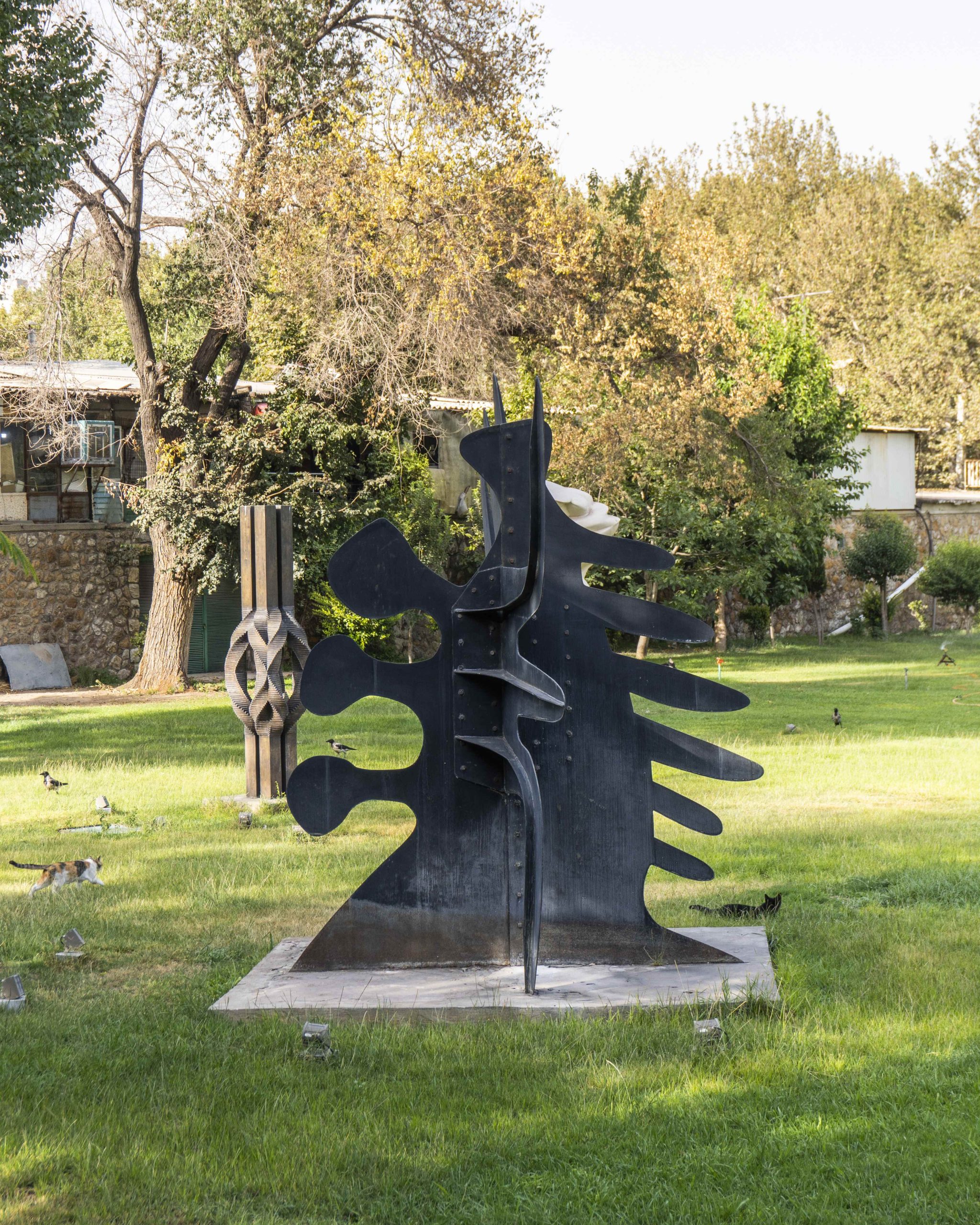  مجسمه‌ی فولادی گلابی خاردار از الکساندر کالدر