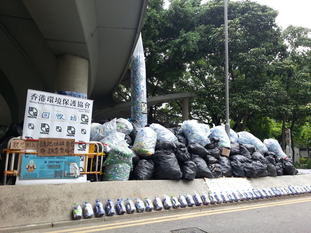 ایستگاه‌های بازیافت زباله در بزرگراه هارکورت در طی جنبش چتری هنگ کنگ