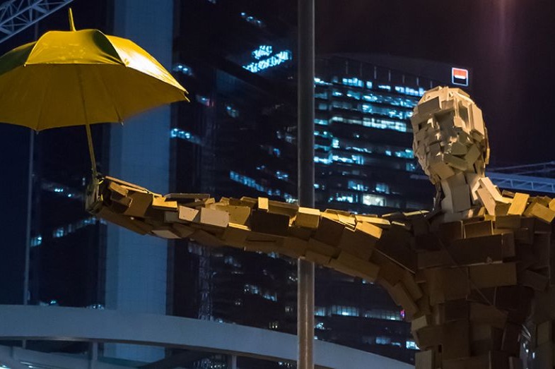 تندبس «مرد چتری»، از نمونه‌های هنر اعتراضی در جنبش چتری هنگ کنگ در سال ۲۰۱۴
