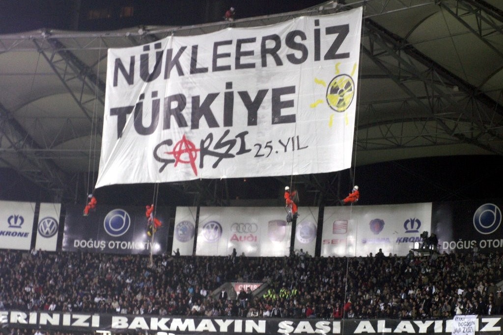 در سال ۲۰۰۷ بشیکتاشی‌ها در مخالفت با ساخت بمب اتمی در ترکیه این بنر عظیم را در ورزشگاه به اهتزاز درآوردند: «ترکیه‌ی بدون بمب اتم»