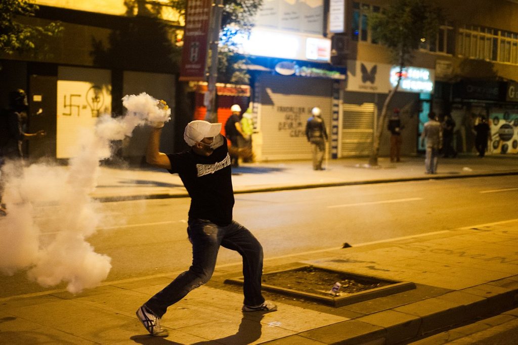 هواداری با لباس طرفداری بشیکتاش در جریان اعتراضات گزی‌پارک استانبول