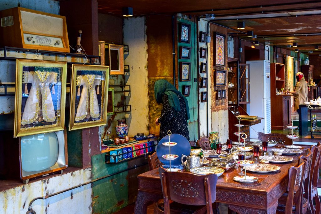 کانپست استور آبینه در باغ موزه‌ی هنر ایرانی